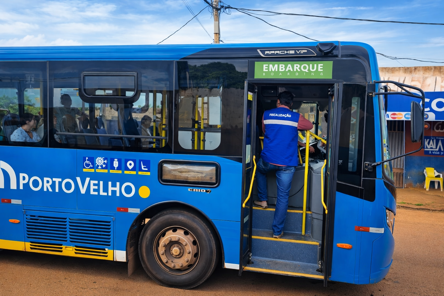 Equipe de fiscalização da ARDPV durante ação in loco no transporte coletivo urbano, realizada no bairro Três Marias, zona leste de Porto Velho.