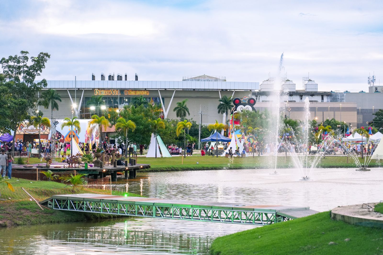 As crianças ainda saíam da Fábrica com uma caixa de chocolate nas mãos