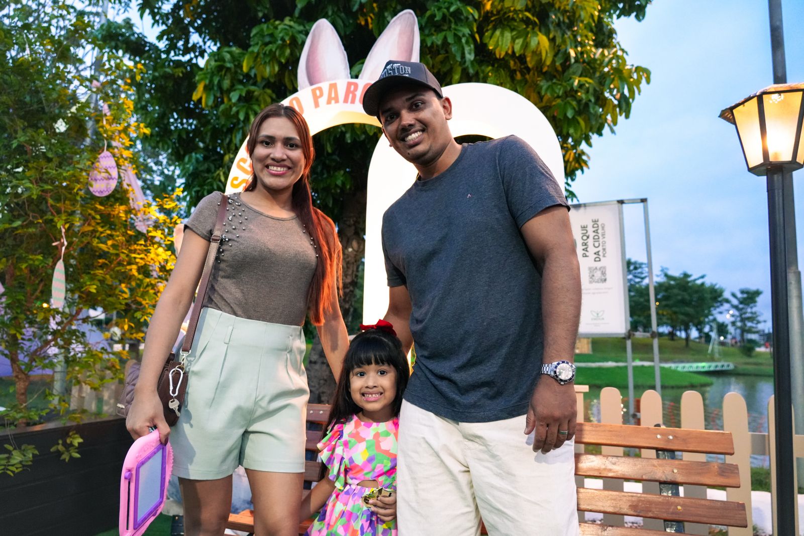 Casal Eduardo e Euslaine, aproveitaram o evento com a pequena Eduarda