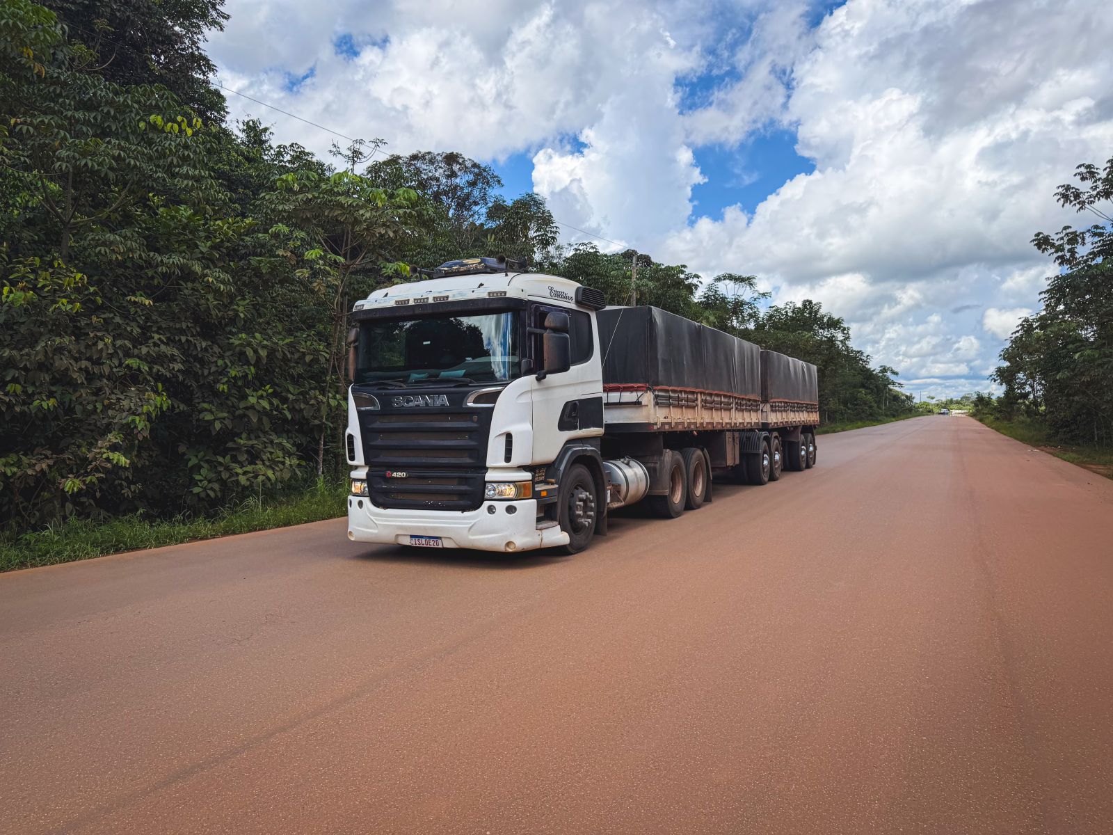 Estrada ainda enfrenta problemas estruturais, com trechos de chão batido, a obra representa um passo importante para a organização logística da capital.